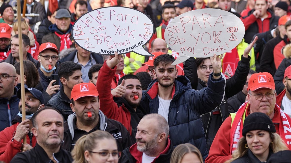 Kurz vor der entscheidenden Verhandlung am Donnerstag macht die IG Metall mit großen Warnstreik-Kundgebungen Druck wie hier in Neckarsulm.