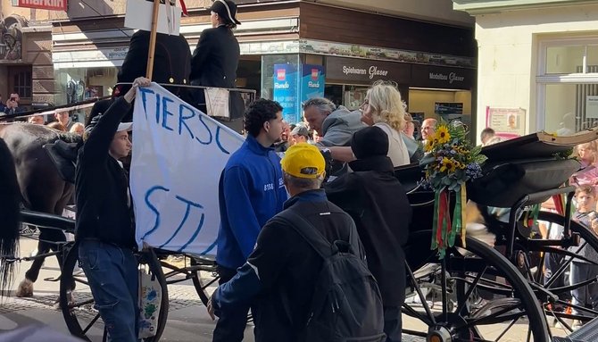 OB Frank Nopper wirft sich über seine Gattin und zieht das Banner in die Pferdekutsche. Foto: Kollektiv Tierbefreiung Stuttgart