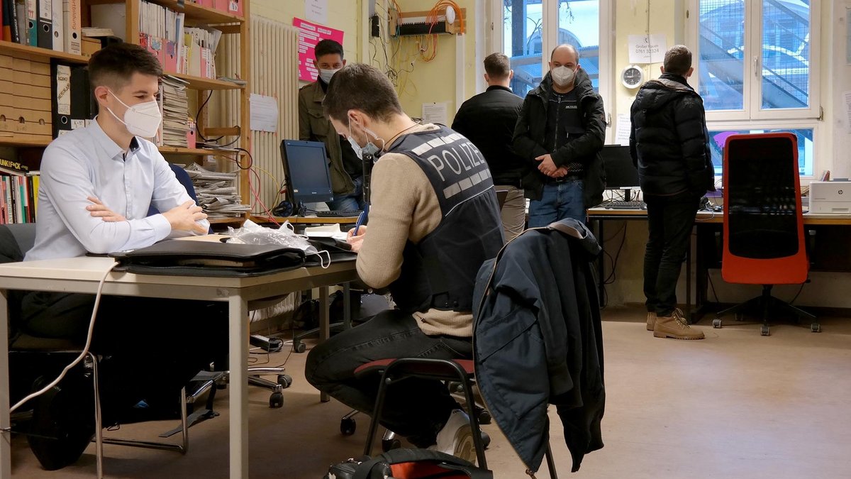 Die Polizei in den Redaktionsräumen von "Radio Dreyeckland", 17. Januar 2023. Foto: RDL