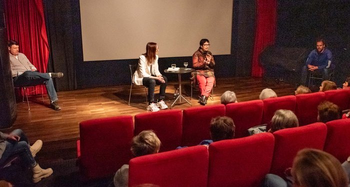 Vielen missfallen ihre klaren Worte – bei einer Diskussion im Kommunalen Kino Esslingen sitzen Personenschützer im Saal und auf der Bühne.