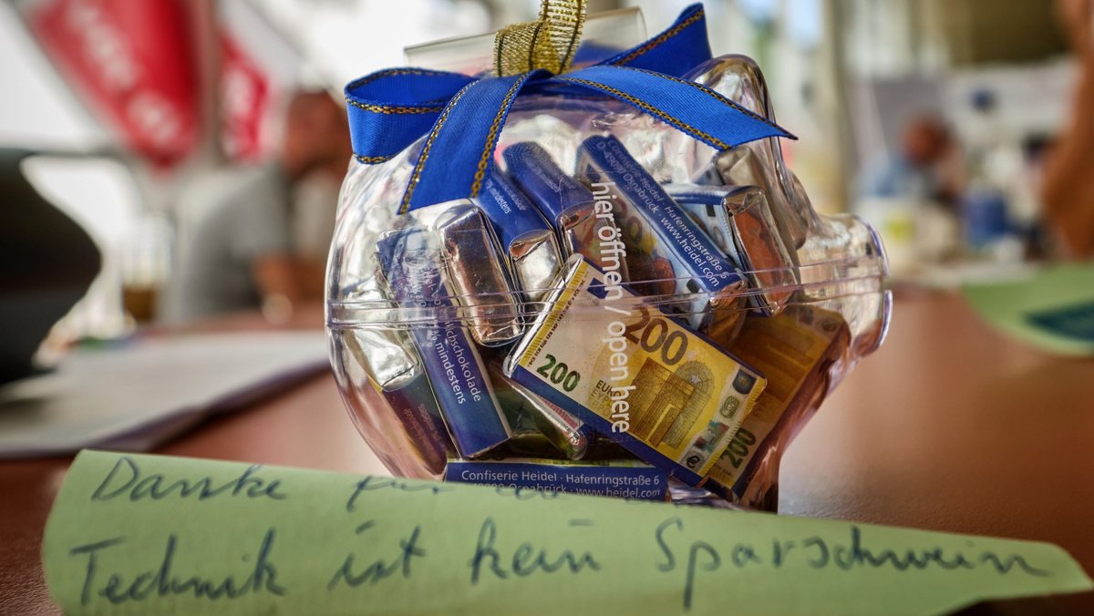 Schokoladengeld für die streikenden Klinik-Techniker:innen.  Fotos: Joachim E. Röttgers Schokoladengeld für die streikenden Klinik-Techniker:innen.  Fotos: Joachim E. Röttgers