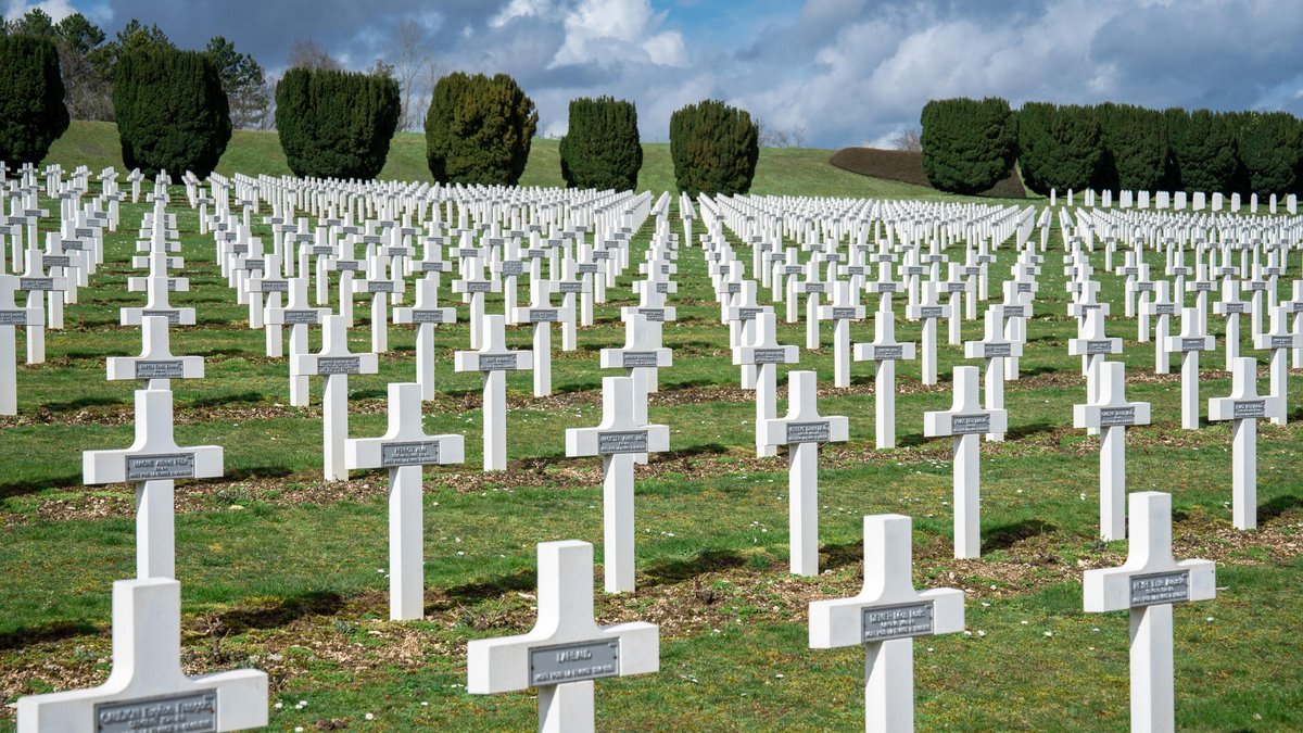 Menschen als Material – Soldatenfriedhof von Douaumont, Gefallene der Schlacht um Verdun im Ersten Weltkrieg. Foto: Daniel Kalker, picture alliance