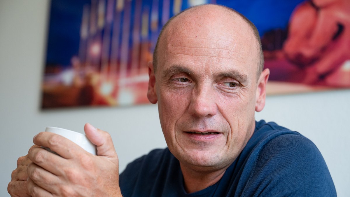 Daniel Born beim Kontext-Gespräch in seinem Wahlkreisbüro in Hockenheim. Foto: Jens Volle
