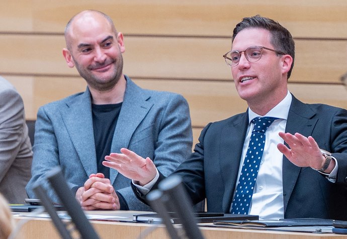 Streichkonzert hier, Selbstbedienung dort – die Begründungen dafür müssen Innenminister Manuel Hagel (CDU, rechts) und Finanzminister Danial Bayaz (Grüne) noch liefern.