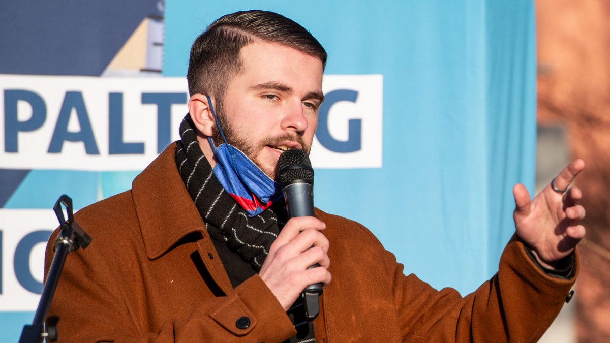 Zeigt klare Kante und trägt den Scheitel rechts: Jochen Lobstedt vom Bundesvorstand der AfD-Jugendorganisation Junge Alternative. Foto: Jens Volle