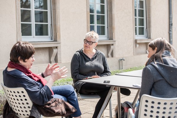 Streiten nicht nur, sondern schätzen sich auch: Gisela Erler und Sarah Händel mit Johanna Henkel-Waidhofer.