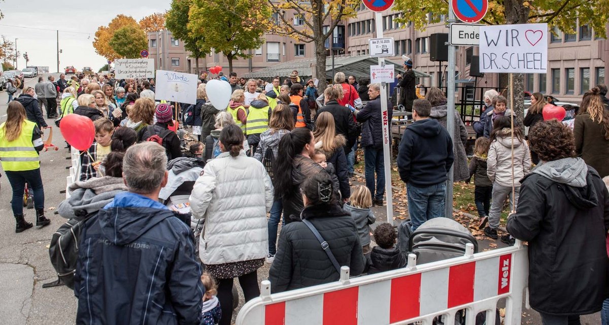 Aus Solidarität mit einem Kinderarzt: Kundgebung am 21. Oktober vor der Kassenärztlichen Vereinigung in Stuttgart-Möhringen. Fotos: Jens Volle