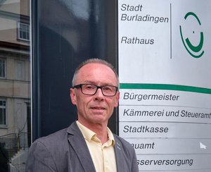 Und tschüss. Harry Ebert, hier noch vor dem Rathaus. Foto: Joachim E. Röttgers Und tschüss. Harry Ebert, hier noch vor dem Rathaus. Foto: Joachim E. Röttgers