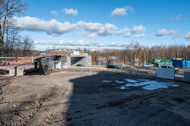 Baustelle in Böblingen: Hier entsteht eine Brücke für den Rad- und Fußverkehr über die vielbefahrene Panzerstraße. Foto: Jens Volle