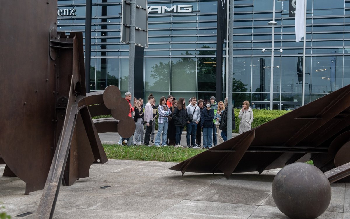 Schüler:innen aus der Ukraine vor der Skulptur von Bernhard Heiliger. Weitere Stationen der Klassenfahrt mit Klick aufs Bild.