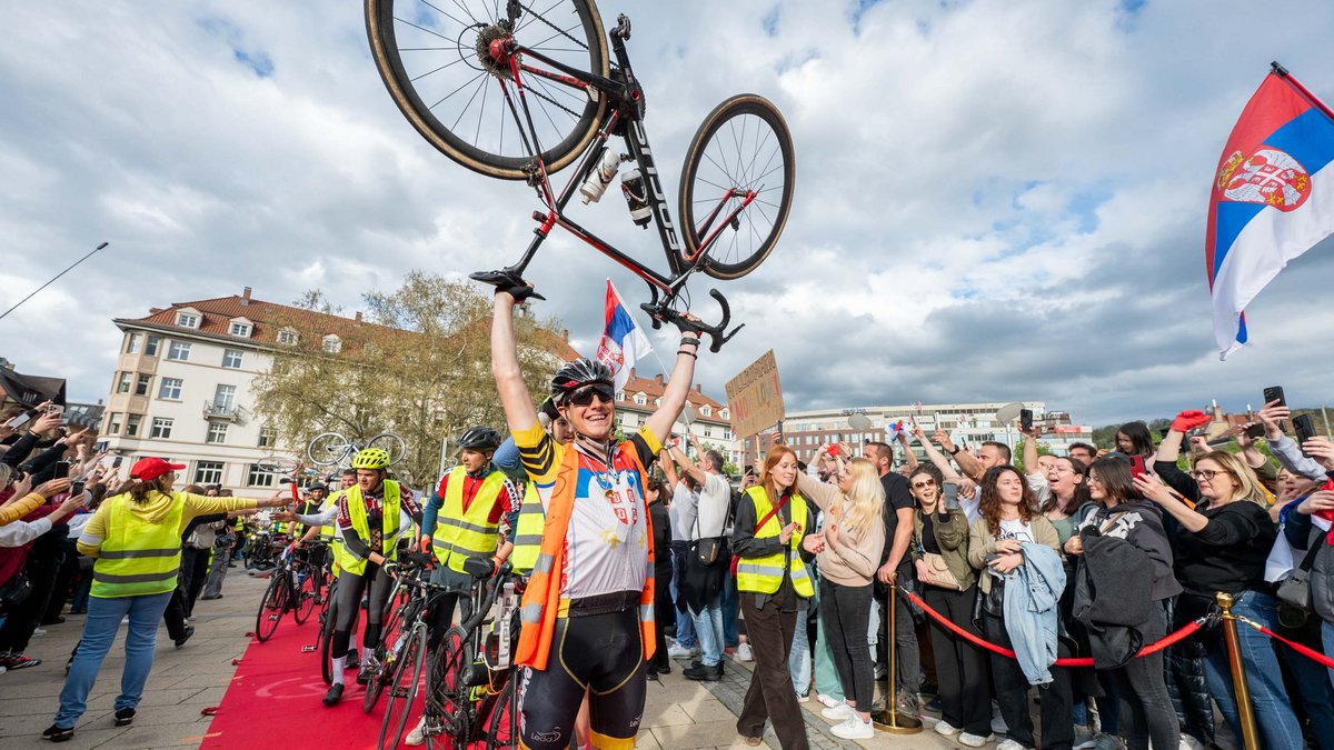 In Siegerpose "pumpt" der Serbe auf dem Stuttgarter Marienplatz sein Gefährt in die Luft. Mehr Bilder mit Klick auf den Pfeil.