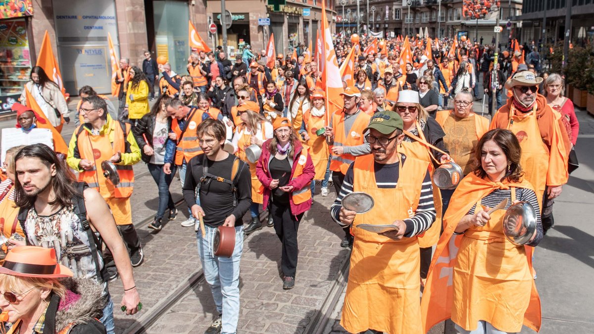 ... dem demokratischen Gewerkschaftsbund CFDT in leuchtendem Orange, ...