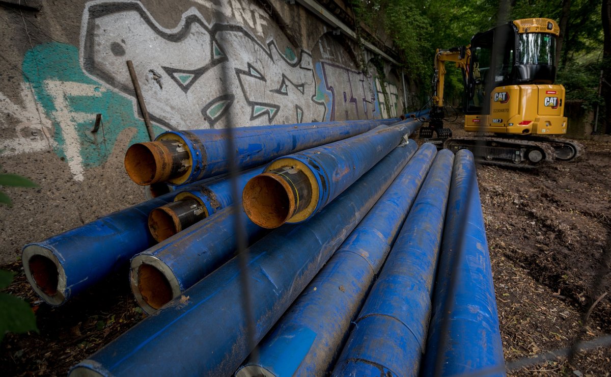 Juli 2023: Ausgemusterte Rohre lagern am Rand des Schlossgartens. Foto: Alexander Schäfer