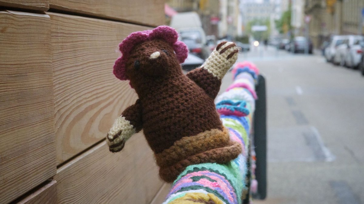 Die Straße runter winkt ein Maulwurf.