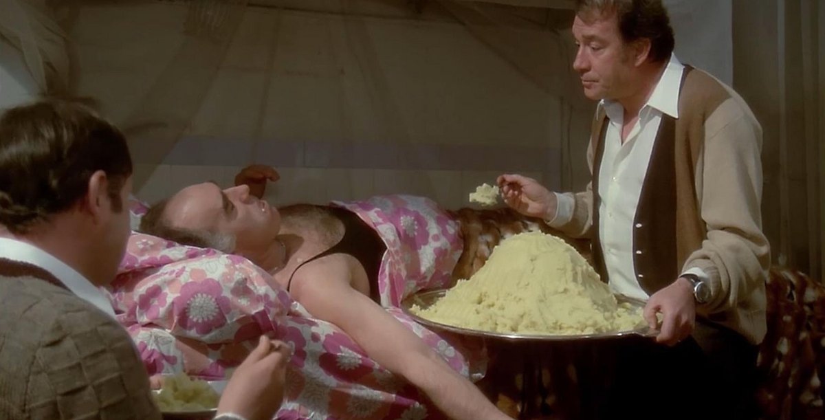 Auf der Couch in "Das große Fressen": Michel Piccoli kämpft mit Kartoffelbrei. Screenshots: www.arte.tv Auf der Couch in "Das große Fressen": Michel Piccoli kämpft mit Kartoffelbrei. Screenshots: www.arte.tv