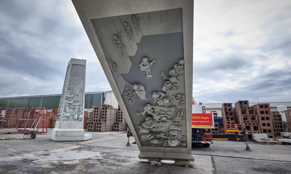 Aufstellen der fünf Relieftafeln – sie sind rund sieben Meter hoch und mehrere Tonnen schwer.