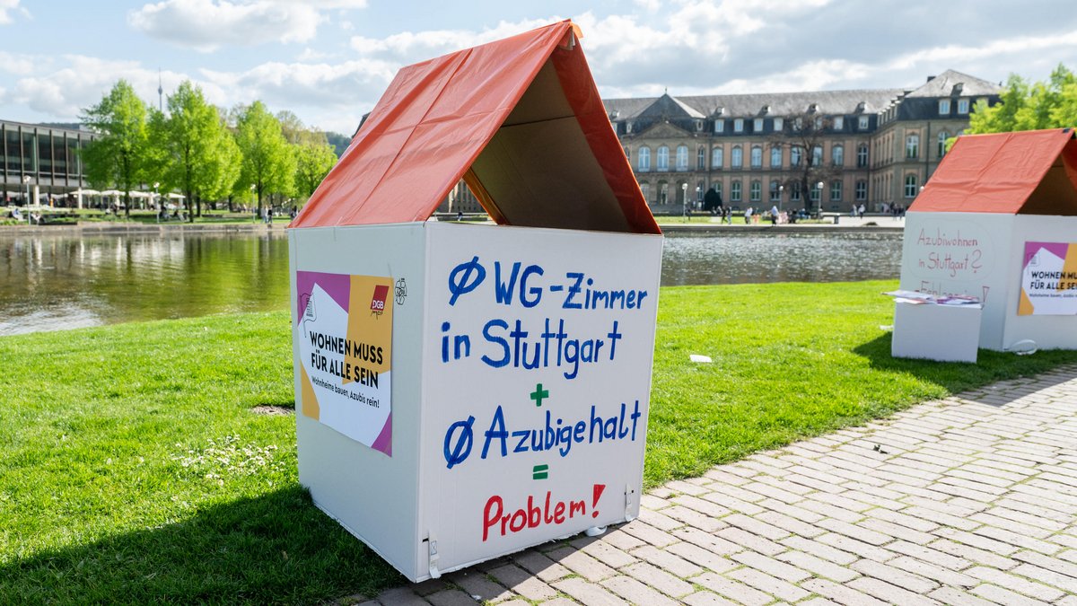 Azubis haben es bei der Wohnungssuche besonders schwer: Protestaktion der DGB-Jugend am Eckensee in Stuttgart, April 2024. Foto: Jens Volle