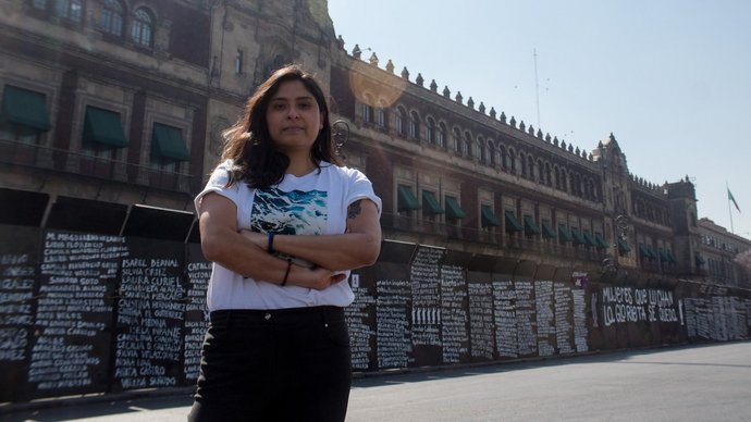 Diana Hernández Gómez vor dem Nationalpalast in Mexiko-Stadt am Morgen des 8. März. Auf den Barrikaden stehen die Namen ermordeter Frauen.