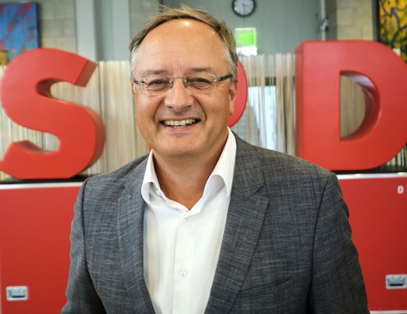 Wichtige Information für die Hälfte der Wahlberechtigten: Das hier ist Andreas Stoch, der Spitzenkandidat der SPD. Er war schon mal Minister.