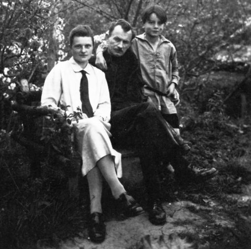 Die Schriftstellerin Anni Geiger-Gog mit Sohn und Ehemann, dem Publizisten Gregor Gog.