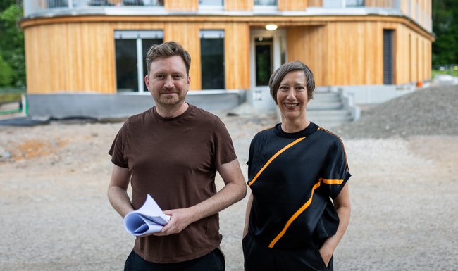 Architekt Sebastian Heinemeyer und Marianne Müller, Architekturprofessorin an der Kunstakademie und Bewohnerin eines der beiden Wolkenhäuser. Foto: Julian Rettig