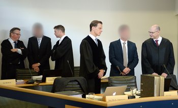 Die beiden Angeklagten, zwei Einsatzleiter der Polizei, zwischen ihren Anwälten. Foto: Bernd Weißbrod
