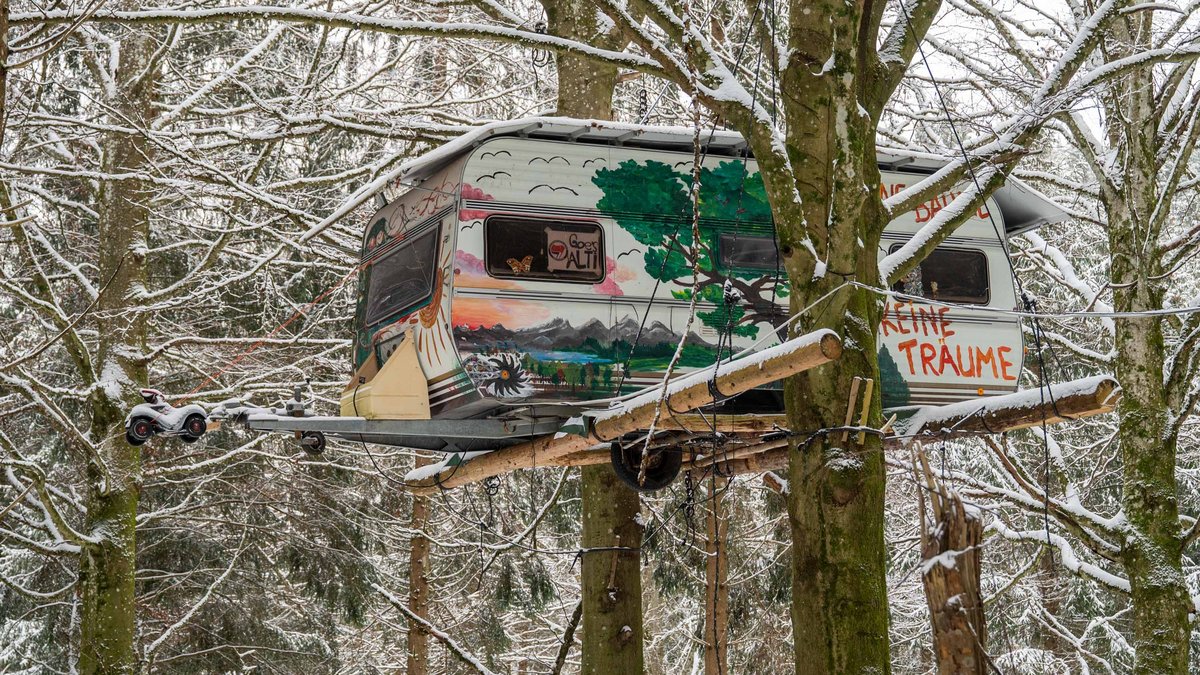 Auch der Baumwohnwagen ist derzeit unbewohnt.