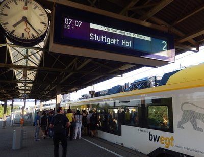 Stoßzeit: Gedränge an den Türen, der Zug steht länger als geplant – die Verspätung wird Bahnhof für Bahnhof größer. Foto: Julia Schweizer