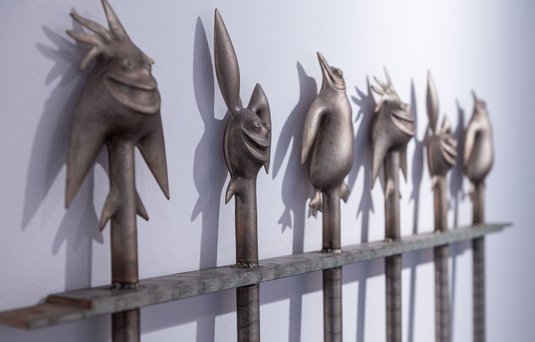 Die gusseisernen Zaunspitzen Didoo the Donkey, R. Bunnit the Rabbit, Peter Pin the Penguin (von links).