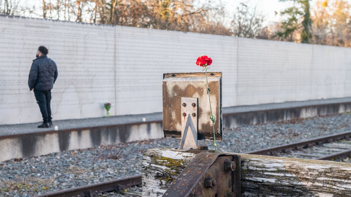 Gedenkstätte "Zeichen der Erinnerung" am Stuttgarter Nordbahnhof: Auf einer Mauer neben den ursprünglichen Gleisen wird an die mehr als 2.500 jüdischen Menschen und über 250 Sinti und Roma erinnert, die die Nazis von hier aus in Sammel- und Vernichtungslager deportierten. Foto: Jens Volle