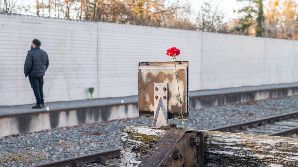 Gedenkstätte "Zeichen der Erinnerung" am Stuttgarter Nordbahnhof: Auf einer Mauer neben den ursprünglichen Gleisen wird an die mehr als 2.500 jüdischen Menschen und über 250 Sinti und Roma erinnert, die die Nazis von hier aus in Sammel- und Vernichtungslager deportierten. Foto: Jens Volle