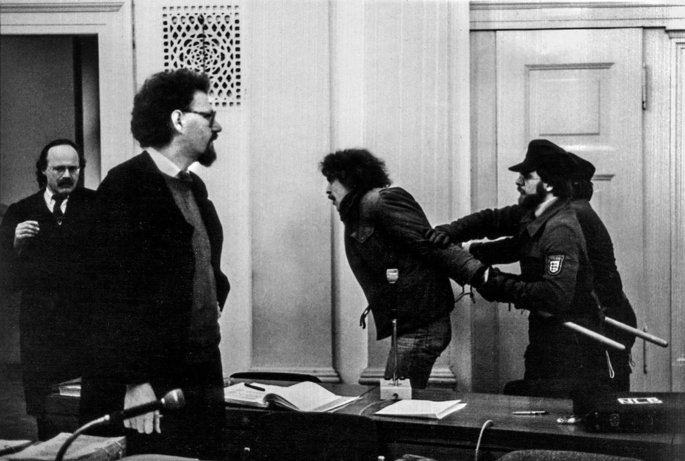 Michael Moos (links vorne) als Strafverteidiger im Amtsgericht Freiburg, ein Zuhörer wird abgeführt, Ende der 1970er-Jahre. Foto: Privatarchiv Michael Moos Michael Moos (links vorne) als Strafverteidiger im Amtsgericht Freiburg, ein Zuhörer wird abgeführt, Ende der 1970er-Jahre. Foto: Privatarchiv Michael Moos