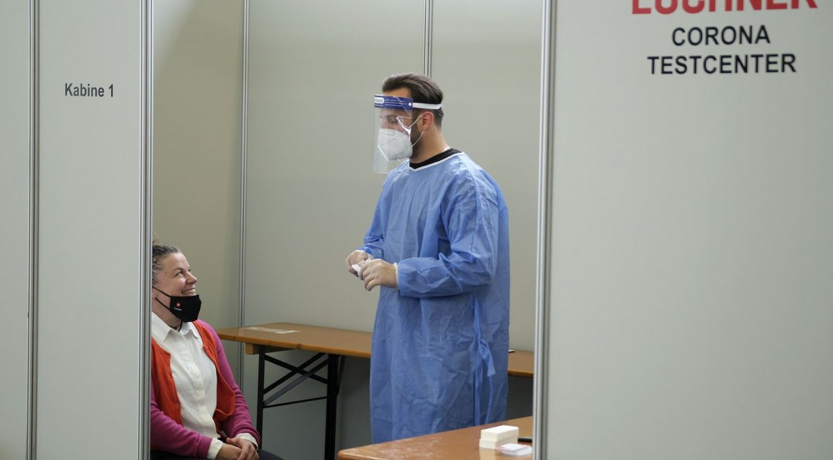 Negativ? Corona-Teststation bei der Firma Euchner in Leinfelden bei Stuttgart. Fotos: Joachim E. Röttgers Negativ? Corona-Teststation bei der Firma Euchner in Leinfelden bei Stuttgart. Fotos: Joachim E. Röttgers