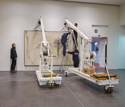 Umhängung Wandbild "Familie". Foto: Staatsgalerie Stuttgart