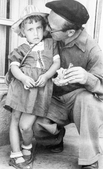 1954 mit seiner Tochter Deborah. 1954 mit seiner Tochter Deborah.