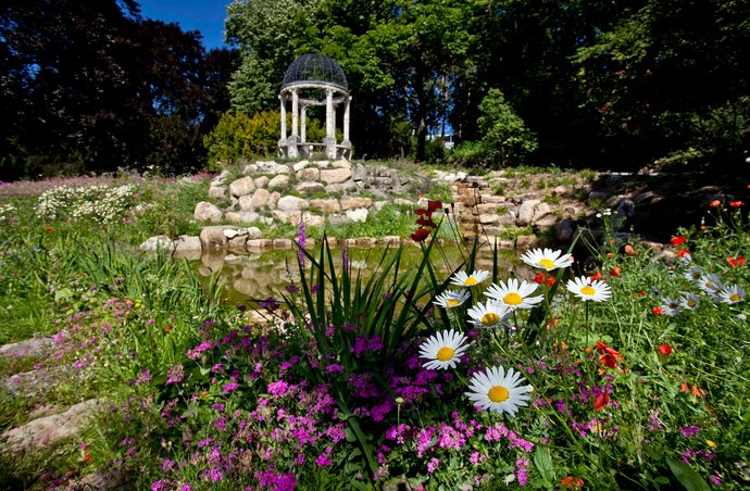 Was auf jeden Fall bleibt: der naturnah umgestaltete Teich im Park der Villa Reitzenstein. Foto: Staatsministerium Baden-Württemberg