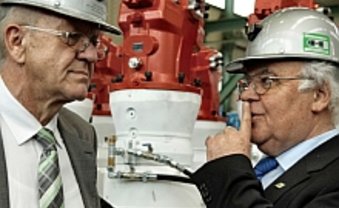 Freunde fürs Bohren: Winfried Kretschmann und Martin Herrenknecht. Foto: Martin Storz Freunde fürs Bohren: Winfried Kretschmann und Martin Herrenknecht. Foto: Martin Storz