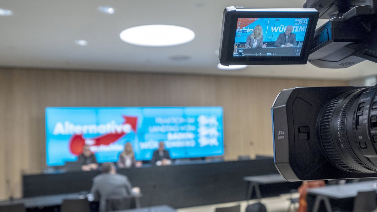 Christina Baum auf dem Schirm eines Vertreters der – wie sie abfällig sagt – "normalen" Medien, als sie noch für die AfD im Stuttgarter Landtag saß. Foto: Joachim E. Röttgers