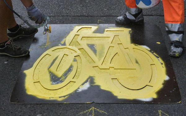 Sogar in Bayern erlaubt: Pop-Up-Radwege. Hier in Stuttgart. 