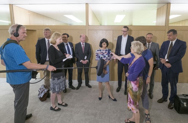 Pressestatement der Landtagspräsidentin Muhterem Aras. Im Juni 2017 hatte sie die Fraktionsvorsitzenden zum Gespräch über die Altersversorgung der Abgeordneten geladen. Foto: Joachim E. Röttgers