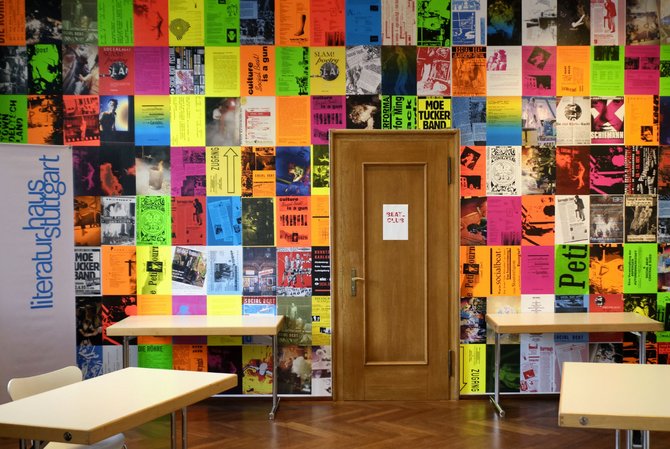 Eine Ausstellungswand ist mit Plakaten von Veranstaltungen der Schönauers tapeziert. Eine Ausstellungswand ist mit Plakaten von Veranstaltungen der Schönauers tapeziert.