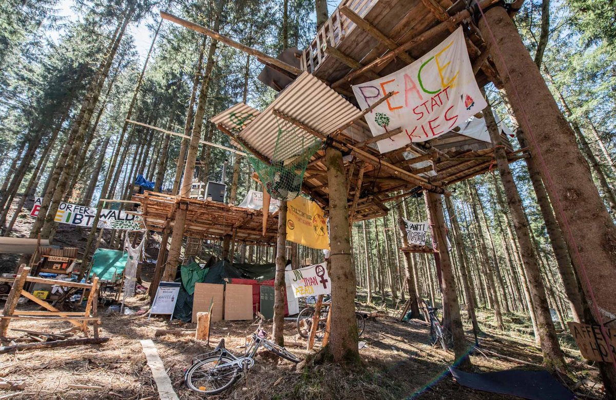 UmweltaktivistInnen haben den Altdorfer Wald in der Nähe von Ravensburg besetzt. Ein Teil der "grünen Lunge Oberschwabens" soll für den Abbau von Kies gerodet werden. Das Foto ist im April entstanden.  UmweltaktivistInnen haben den Altdorfer Wald in der Nähe von Ravensburg besetzt. Ein Teil der "grünen Lunge Oberschwabens" soll für den Abbau von Kies gerodet werden. Das Foto ist im April entstanden.