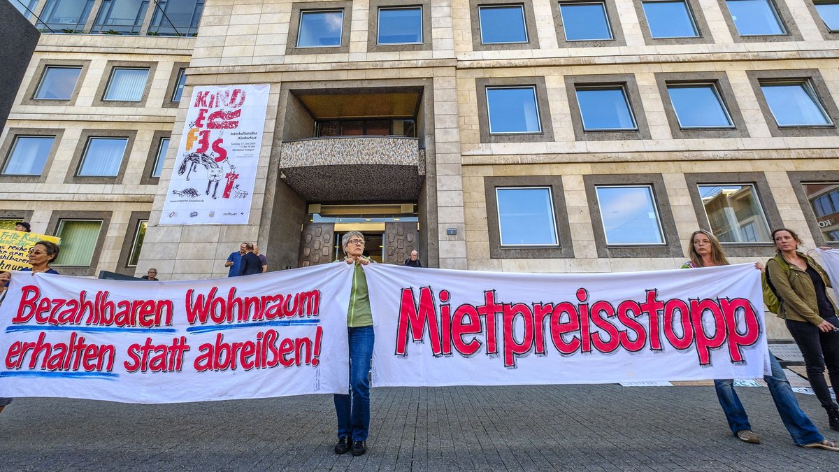 Schon 2018 demonstrierten Stuttgarter:innen vor dem Rathaus für bezahlbare Mieten – vergeblich. Fotos: Joachim E. Röttgers