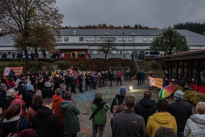 Vor der Halle: Gegendemo des "Netzwerks gegen rechts Main-Tauber".