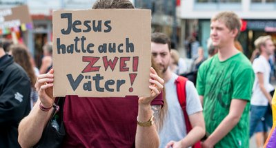 Gegendemo trumpft mit lustigen Chören, frechen Plakaten.