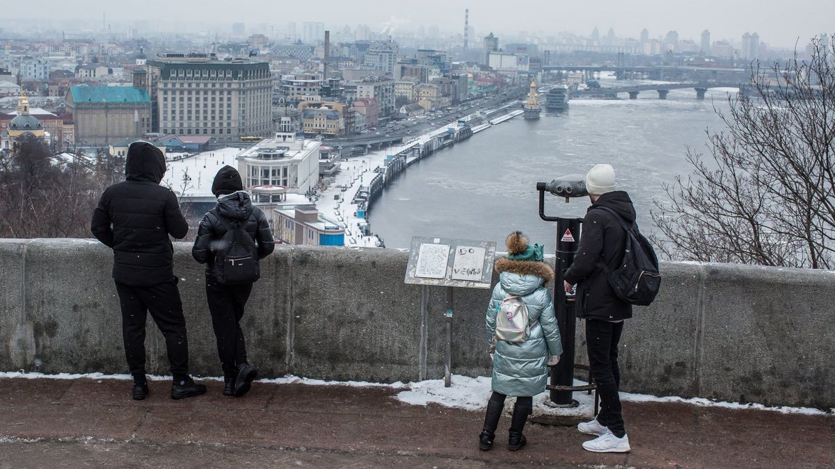 Gelassen blicken sie auf Kiews historisches Stadtviertel Podil und den Dnieper – die meisten UkrainerInnen glauben nicht an einen großflächigen Krieg. Foto: Oksana Parafeniuk