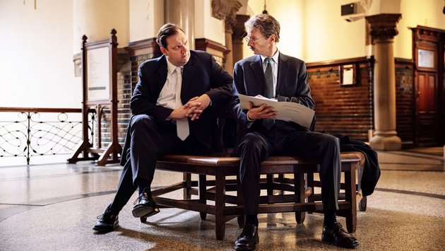 Rabiyes Anwalt Bernhard Docke (Alexander Scheer, rechts), der sich auf Menschenrechte spezialisiert hat, diskutiert mit dem Staatsanwalt (Charly Hübner). Rabiyes Anwalt Bernhard Docke (Alexander Scheer, rechts), der sich auf Menschenrechte spezialisiert hat, diskutiert mit dem Staatsanwalt (Charly Hübner).