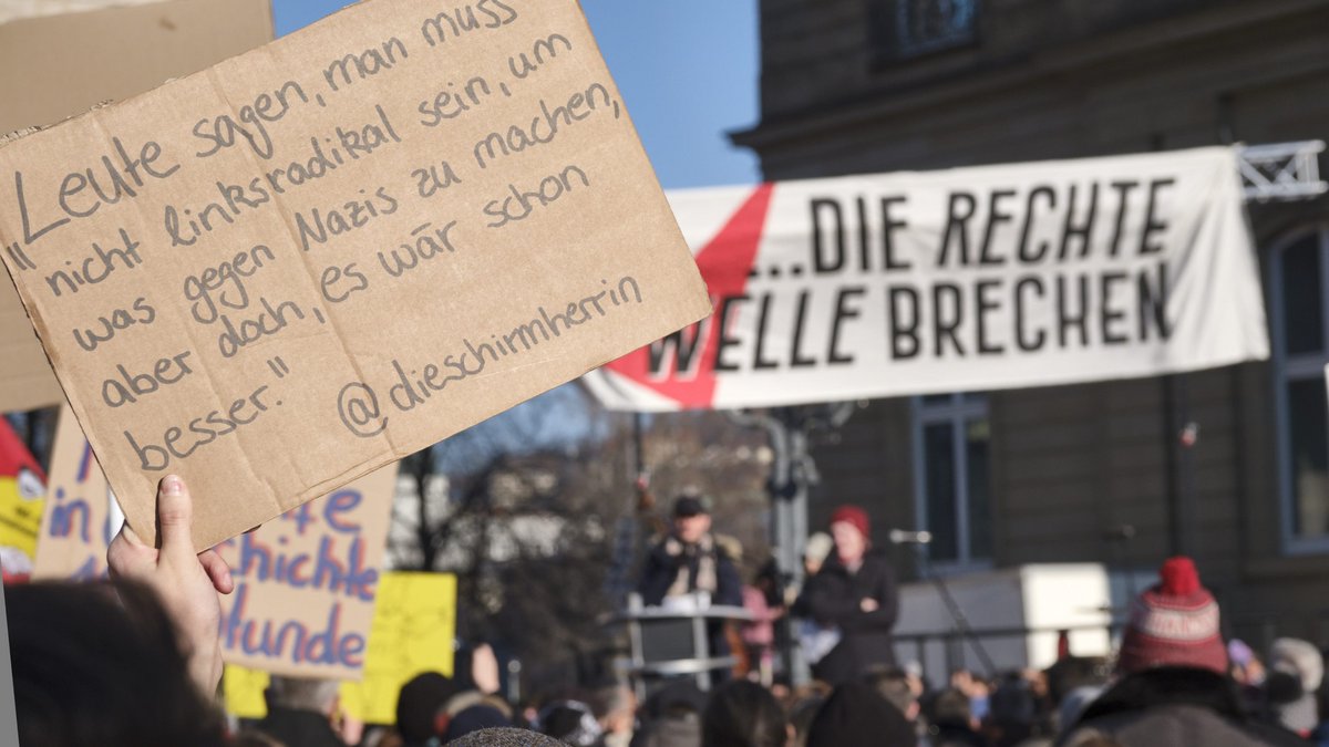 Würde Thomas Strobl wohl nicht unterschreiben: Slogan auf einer Demo gegen rechts am 20. Januar 2024 in Stuttgart. Foto: Joachim E. Röttgers
