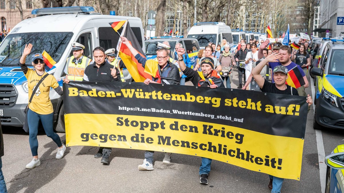 "Querdenker"-Trommler:innen an der Spitze des Demozugs.