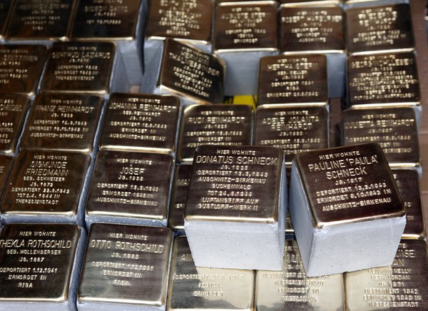 Stolpersteine vor dem Verlegen. Foto: Joachim E. Röttgers